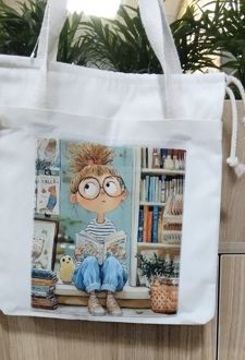 کیف پارچه‌ای جیب‌دار 33*31 (طرح دختر کتاب خوان،کد 2121)