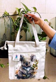 کیف پارچه‌ای جیب‌دار 32*32 (طرح کوالا،کد 2113)