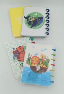 دفتر 100 برگ 20*14 جلد طلق پرسی دکمه‌ای آبرنگ سری تصویرسازی هپی (وال)