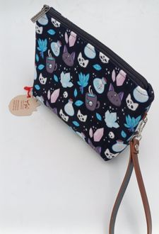 کیف لوازم بند‌چرمی (انار چاپ) سرمه‌ای استیکر