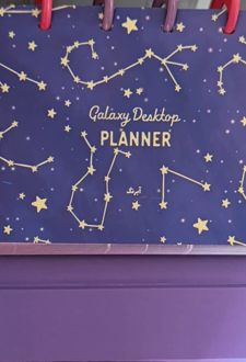 پلنر 80 برگ رومیزی دکمه‌ای سیمی 18*9.5 آبرنگ ( بنفش فلکی)