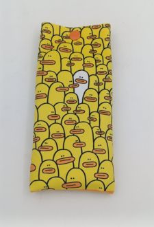 کاور‌عینک پارچه‌ای دکمه‌دار (انارچاپ) زرد اردک