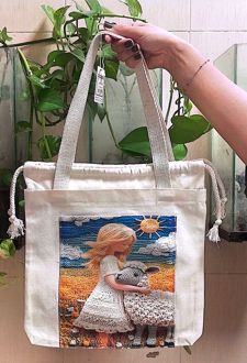 کیف پارچه‌ای جیب‌دار 32*32 (طرح دختر و گوسفند،کد 2119)